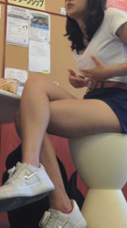 【画像】生意気そうにドスケベふとももを組む街撮り女さんの画像