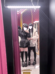 【画像】ニコイチで写真撮る地雷系女子がカワエエ～♡の画像