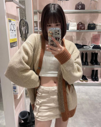 【画像】観察して嗅いで舐めたくなるへそ出し女の子たち♡の画像