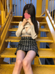 【画像】倍エロく見える服を捲って見せてくれる女の子の下着姿♡の画像