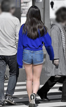 【画像】生足まる出しで街中闊歩するドスケベ女さんの画像