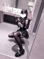 【画像】地雷系の子ってスタイル良いからこういう服が超似合うんよの画像