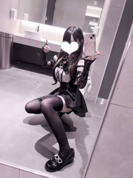 【画像】地雷系の子ってスタイル良いからこういう服が超似合うんよの画像