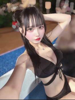 【画像】こうやって自撮りするパイデカ水着女さんプライド高そうやｗｗの画像