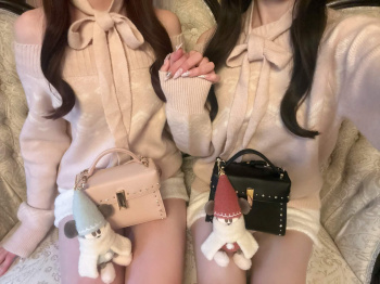 【画像】向かいのおぢが映らないように写真撮ってるようにしか見えないスナ系女子ｗｗの画像