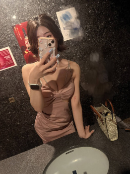 【画像】おちんぽ腦になってしまいドンペリ入れちゃうドスケベキャバ嬢の画像