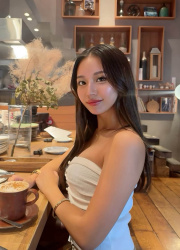 【画像】おっぱいが苦しそうなパツパツな服装ってえろ過ぎん？の画像