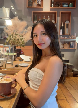 【画像】おっぱいが苦しそうなパツパツな服装ってえろ過ぎん？の画像