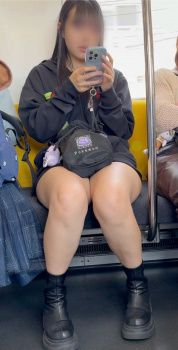 【画像】たまに電車でこういう生足ふともも女が見れるから良いんよなｗｗの画像