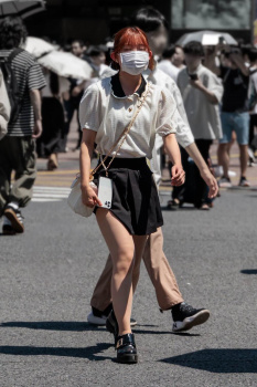 【画像】やっぱ街で見る女の野良ふとももってええなの画像