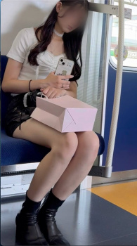 【画像】電車でえろい生足女さんが電車に居たらﾁﾗﾁﾗ見ちゃうよなｗｗの画像