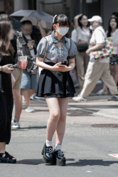 【画像】街で見かけた生足がえちちなカワイらしい女の子たち♡の画像