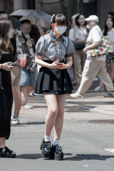 【画像】街で見かけた生足がえちちなカワイらしい女の子たち♡の画像