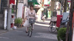 スーパーで買い物中の若妻に媚薬をたっぷり塗ったチ○ポをブチ込む！の画像