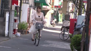 スーパーで買い物中の若妻に媚薬をたっぷり塗ったチ○ポをブチ込む！の画像