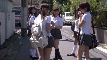 スカートめくれっぱなしのうっかりJKパンチラに吸い寄せられるオスの画像