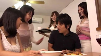 暇を持て余す欲求不満な人妻が昼から酒を飲んでママ友会！そこへ受験の為、居候する事になった甥っ子が。さて、どうなる？ 前半の画像