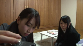 コタツの温度調整をしようと中に潜ると妹の友達のムレムレパンティが 前半の画像