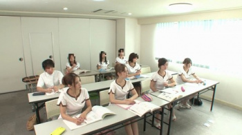 エステ専門学校に入学したら男は1人だけで授業で女子に触り・触られ、セックスまでできちゃう夢のような毎日！ その1の画像