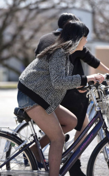ミニスカで自転車に乗るギャル発見の画像