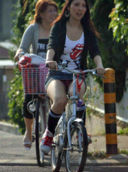 デニムミニで自転車に乗っているギャルたちがコチラwwwの画像