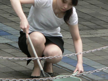スーツしゃがみパンチラ！タイトスカートで開店作業中の掃除パンチラの画像