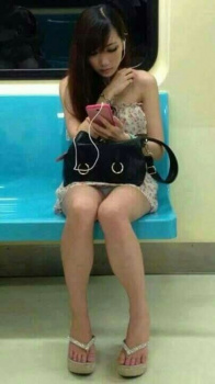 電車の対面に座るミニスカギャルが無防備すぎてパンチラしてますの画像