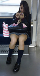 電車でJKの対面に巣wるとパンツが見えてなくても何度も見てしまうwwwの画像