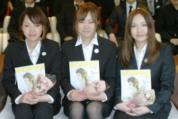 リクルートスーツのOLが集合写真でパンチラしちゃってるの画像