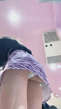 生パンをローアングルで撮られたミニスカギャルの画像