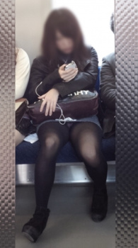 電車パンチラ！ミニスカギャルの対面席に座りたすぎるwwwの画像