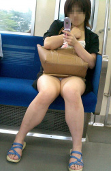 電車でミニスカ女子の対面パンチラが気になり目的地で降りれらいのだがの画像