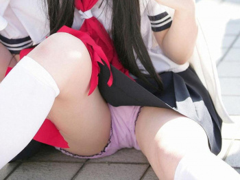 コスプレイヤーを撮るカメコ・・・パンツに執着しすぎwwwの画像