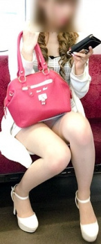 パンチラを気にしない電車のミニスカギャルwwwの画像