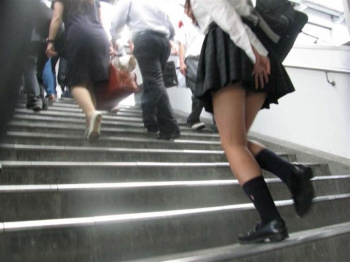 JKが階段でパンチラしないようにスカートを押さえる仕草がエロいwwwの画像