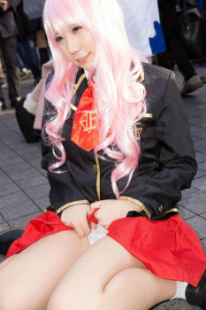コスプレイヤーさん見せパンだとしても挑発的すぎるwwwの画像