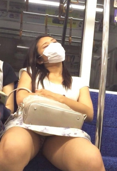 電車対面パンチラ！スカートなのに居眠りしちゃって中身がまる見えの画像