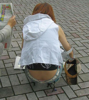 ギャルさん、しゃがむと腰からパンツがハミ出ますwwwの画像