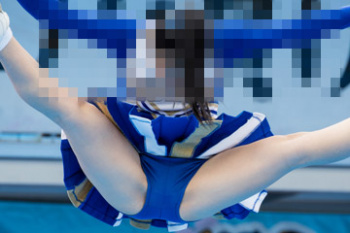 チアさん、アンスコまる見えの開脚をしてしまう…の画像