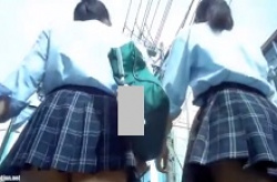 パンチラ盗撮・後ろをついてくだけでパンツが見えちゃう団子ヘアのミニスカ制服娘の画像