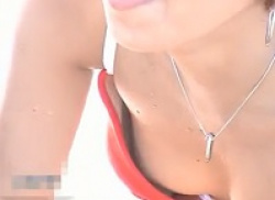 胸チラ盗撮・小麦肌のビキニ水着ギャルのおっぱい乳首を狙うの画像