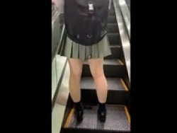 パンチラ・エスカで健康的なむっちり下半身の制服女子のパンツ盗撮逆さ撮りの画像