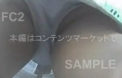 パンチラ盗撮・路上で販促してるバイトのお姉さんのパンツ逆さ撮りの画像