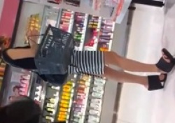 パンチラ盗撮・ショートカット長身スレンダー女性のパンツ逆さ撮りの画像