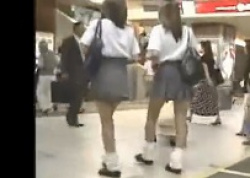 パンチラ盗撮・ルーズソックスミニスカ制服ギャルを追跡後ろからおパンツ逆さ撮りの画像