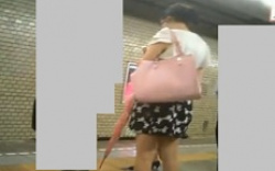 電車パンチラ盗撮二名・背後ローアングルからパンツ下半身逆さ撮りの画像