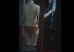 自宅前のマンションを盗撮!パンツ1枚おっぱい丸出しの細身お姉さんの画像