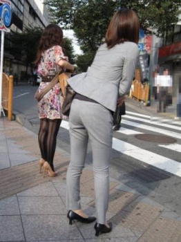 【画像】OLさんのお尻、エッチすぎてフルボッキするwwwwwの画像
