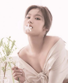 新曲のTWICEのサナが乳全開でエロすぎwwwww【画像】の画像