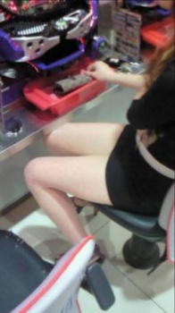 【画像】パチンコ屋の女子客がエッチすぎてヤバいwwwwwの画像